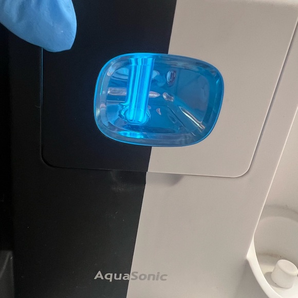 AquaSonic - Ultrasonic UV Sanitizing Toothbrush Set, case, base - Picture 3 of 4